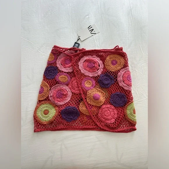 - NWT ZARA BLOG FAVE CROCHET knit ecru pink/red FLORAL mini SKIRT size M - Picture 6 of 16